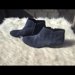 403). NWOT Navy ankle boots
